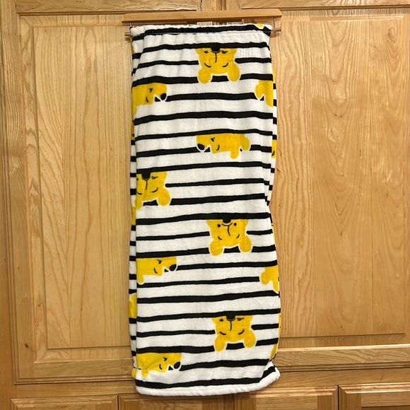 TikTok Viral Winnie The Pooh Blanket - Picture 1 of 4